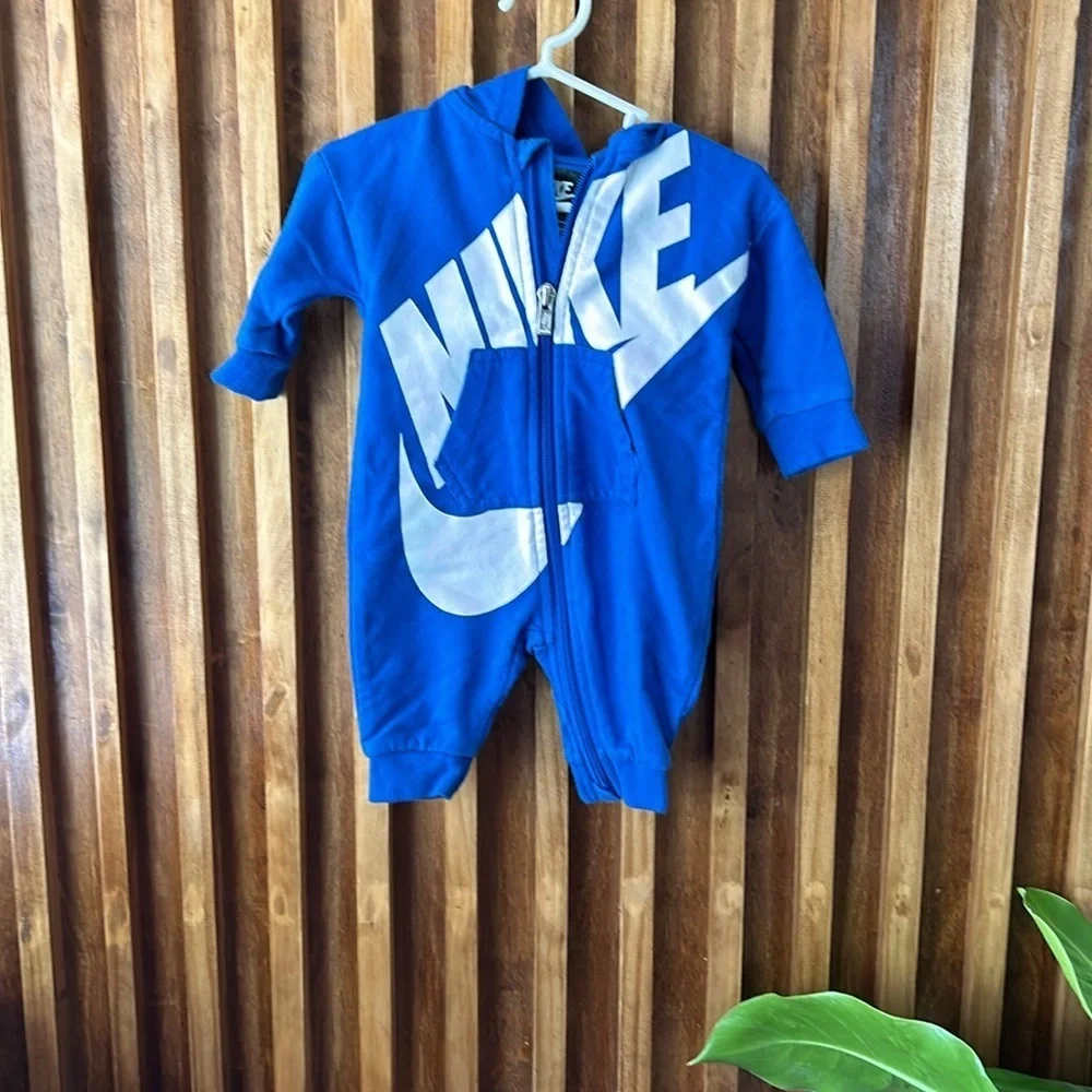 Nike zip Front Hooded Jumpsuit. Size 3‎ mo